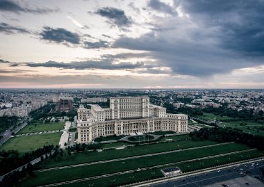Bükreş Romanya Parlamento Sarayı mainetourist cazibe