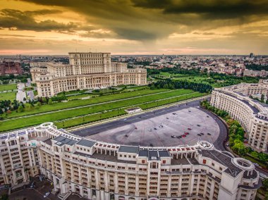 Bükreş Romanya şehir merkezi manzarası gün batımında