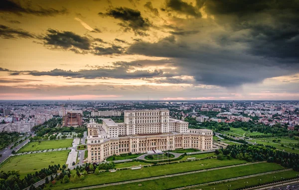 Bucharest city skyline panorama vid solnedgången. HDR-bild. — Stockfoto