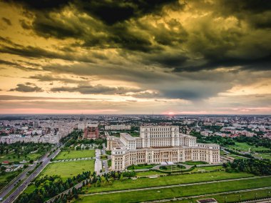 Günbatımı üzerinde helikopter havadan görünümden Bükreş