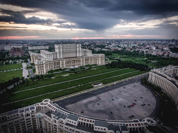 Bucharest city solnedgång vid Casa Poporului - Parlamentspalatset en — Stockfoto