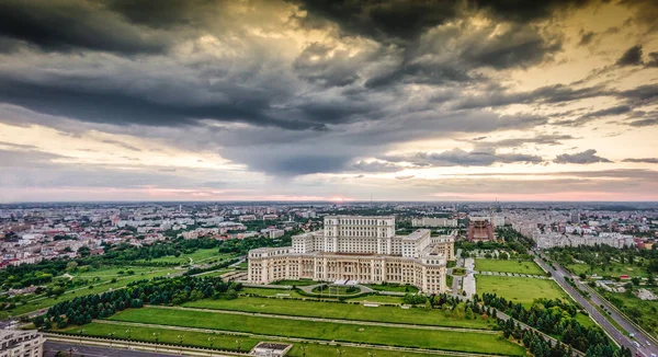 Panorâmica cidade de Bucareste skyline na Romênia, Europa — Fotografia de Stock
