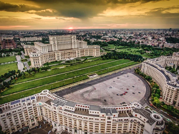 Solnedgång över Bukarest Rumänien. Flygfoto från helikopter. — Stockfoto