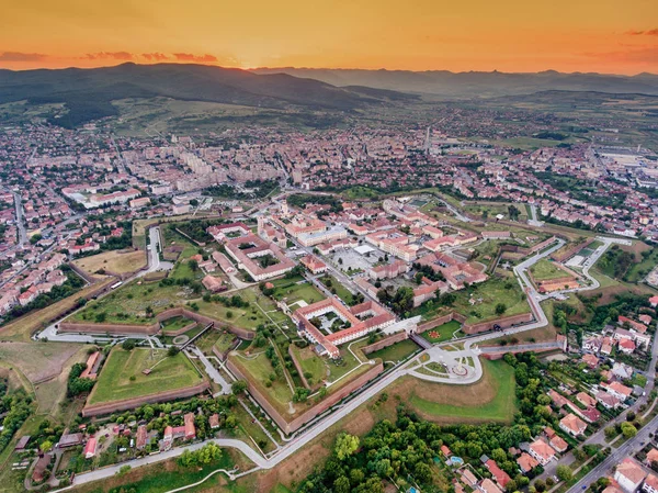 Puesta de sol sobre Alba Iulia Fortaleza medieval en Transilvania, Romani —  Fotos de Stock