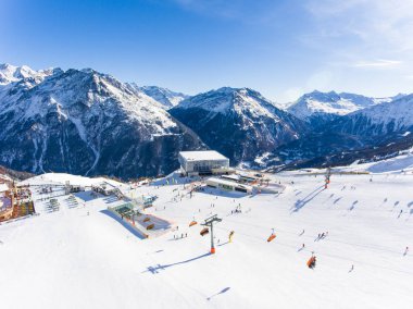 Teleferik ile Alpleri'nde Kayak Merkezi hava panoramik bir