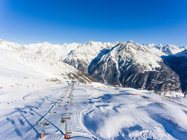 Σκιέρ και τα λιφτ του σκι στο χιονοδρομικό κέντρο των Άλπεων σε Ζόλντεν σε Otztal Al — Φωτογραφία Αρχείου
