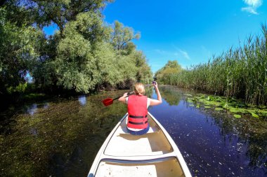 Tuna Deltası Kano tekne içinde keşfetmek turist kadın