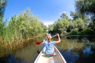 Tuna Deltası tekne ile kadında