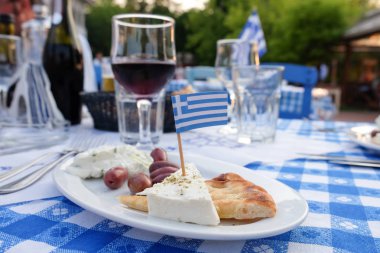 Zeytin, cacık, peynir ve ekmek ile geleneksel Yunan Meze