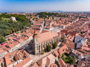 Brasov'ın siyah yukarıda da görüleceği gibi Kilisesi