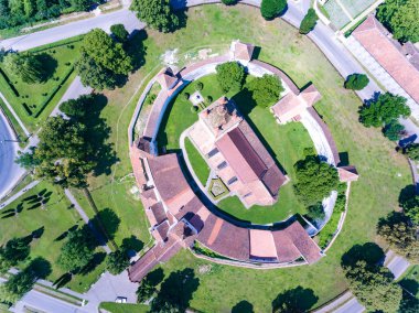 Yukarıdan aşağı Sakson köyün Har görünümünde Harman Katolik Kilisesi