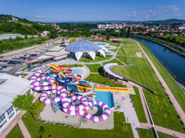 Oradea, Romanya - 17 Mayıs 2017: Oradea waterpark kaydırağı ile