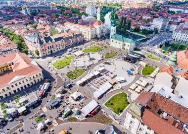 Oradea şehrin ana Meydanı in üstünden havadan görünümü