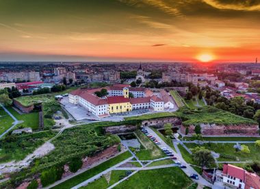 Oradea günbatımı üzerinde Ortaçağ Kalesi