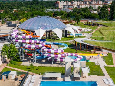 Oradea, Romanya - 17 Mayıs 2017: Oradea waterpark havadan görünümü 