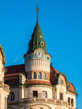 Şehir Merkezi ana squar içinde Nagyvarad (Oradea) Binası