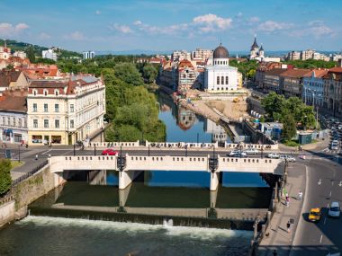Oradea şehir merkezi. Crisul Repede nehir ve Sion Syn üzerinde köprü