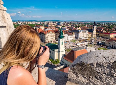 Kadın turist Oradea şehir ana kare fotoğrafını çekmek. Odak 