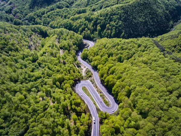 Извилистая дорога в лесу. Трансильвания, Румыния, Европа. Грузовик — стоковое фото