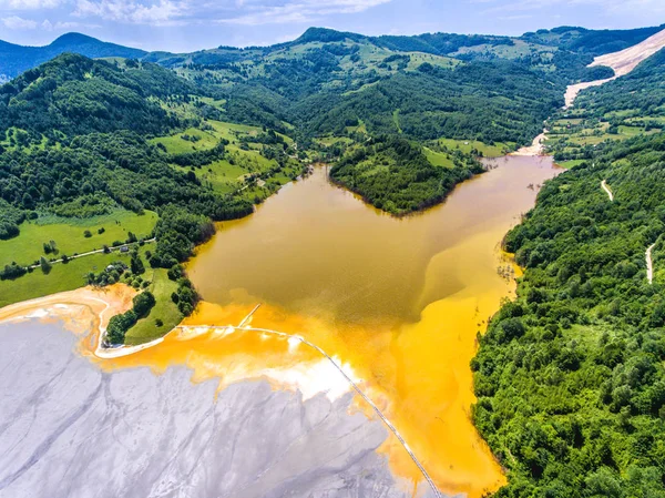 シアン ロジア モンタナ近くの Geamana 湖自然を汚染します。 — ストック写真