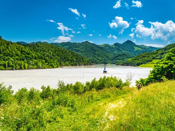 Lac Geamana près des sites d'extraction minière de Rosia Montana — Photo