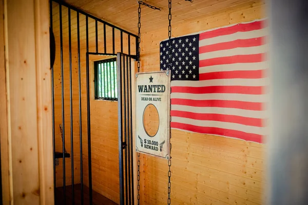 Wild West jail door and wanted sign with american flag in the ba — Stock Photo, Image