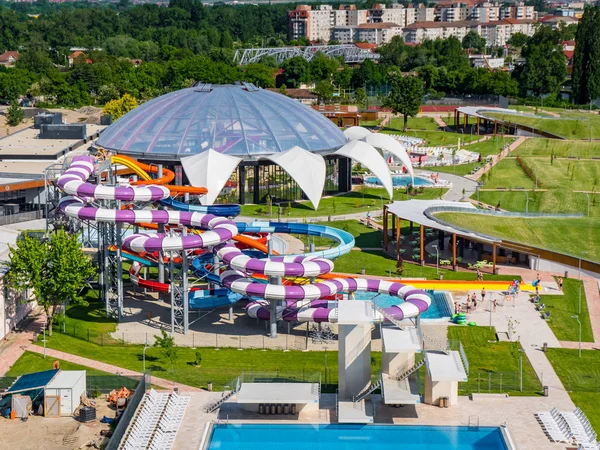 Oradea, Rumania - 17 de mayo de 2017: Vista aérea del parque acuático de Oradea — Foto de Stock