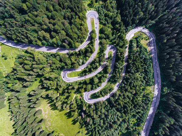 Letecký pohled na klikaté silnici v lese — Stock fotografie