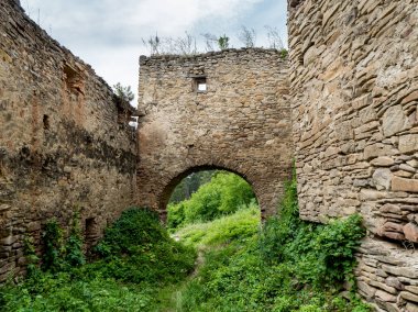 Giriş Transylvania'da Saschiz kaleye