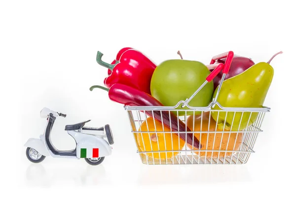 Einkaufskorb voll mit Lebensmitteln von Roller gezogen Italien conc — Stockfoto