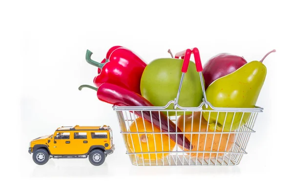 Warenkorb voll mit Lebensmitteln von Auto-Konzept-Image gezogen — Stockfoto