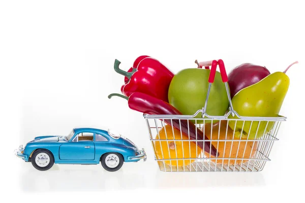 Winkelmandje vol met boodschappen getrokken door auto concept beeld is — Stockfoto