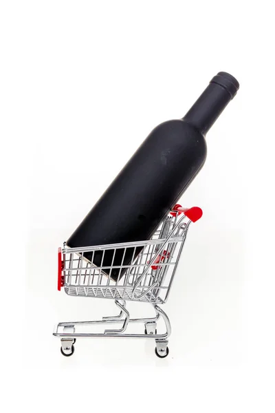 Nákupní košík s láhví vína v ní koncepční obrázek pro vína s — Stock fotografie