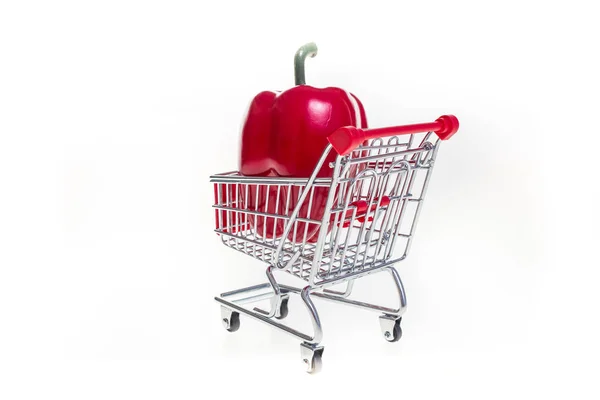 Winkelwagen met rode paprika geïsoleerd op witte achtergrond — Stockfoto