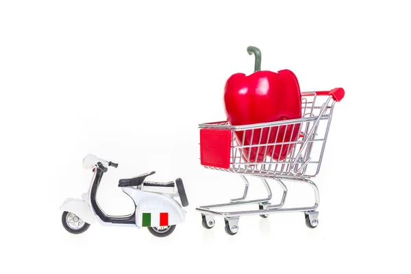 Carrito de compras con pimiento rojo tirado por scooter en italia es —  Fotos de Stock