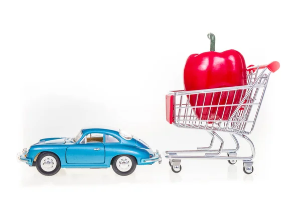 Carrello shopping con peperone rosso tirato da auto d'epoca retrò i — Foto Stock