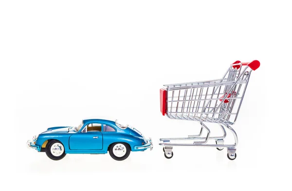 Auto trekken shopping cart conceptuele afbeelding geïsoleerd op witte bac — Stockfoto