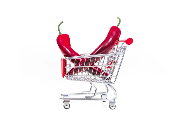 Paprika im Warenkorb isoliert auf weißem Hintergrund — Stockfoto