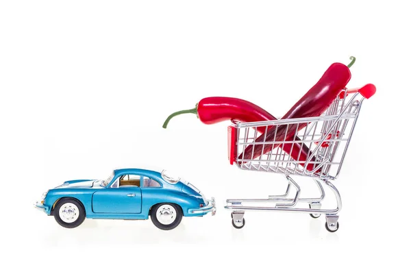 Paprika in winkelwagen getrokken door auto geïsoleerd op witte backgro — Stockfoto