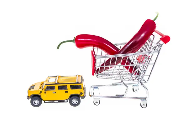 Paprika in winkelwagen getrokken door auto geïsoleerd op witte backgro — Stockfoto