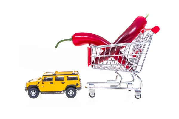 Paprika in winkelwagen getrokken door auto geïsoleerd op witte backgro — Stockfoto