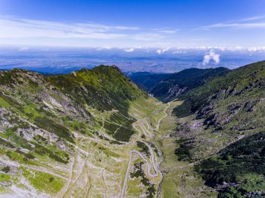 Dağ yolundan Transfagarasan yukarıdan izlendi