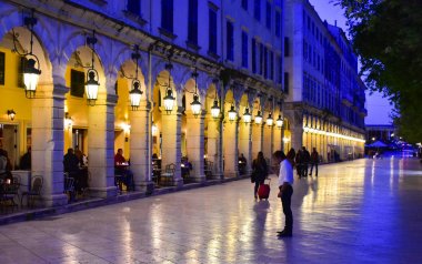Liston Promenade Corfu Town. Eski şehrin ana Meydanı geri tarihli 