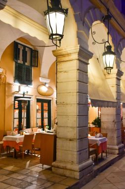 Geleneksel restoranda eski: Corfu Town, Korfu Adası.