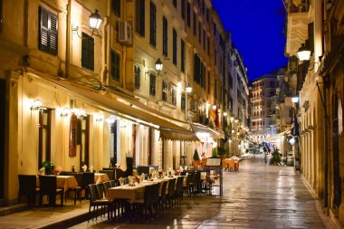 Corfu eski şehir (Korfu) şehir sokaklarını restoranlar ile gece 