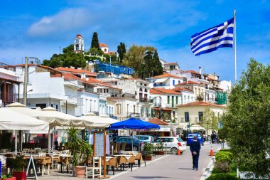 Geleneksel beyaz evler ve Yunan fl Skyathos eski beldesi