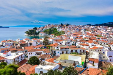 Beyaz evler ve küçük yaya ile Skyathos Adası Panoraması 