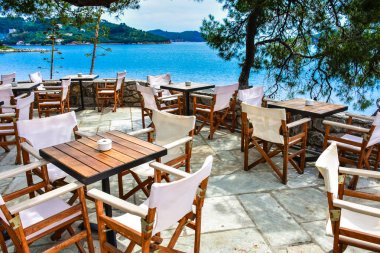 Skiathos Yunan tavernada üzerinde mavi deniz manzaralı