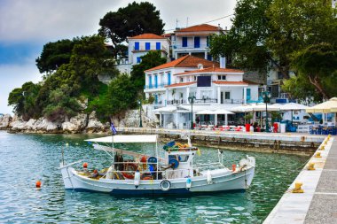 Skiathos town Yunan tavernası balıkçı teknesi ve blue denize sıfır tarafından