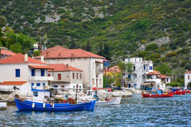 Balıkçı tekneleri ağlar geleneksel balıkçı köyü ile üzerinde 